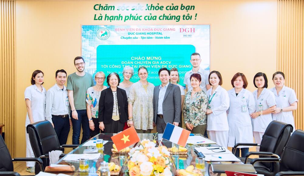 TĂNG CƯỜNG HỢP TÁC QUỐC TẾ: BỆNH VIỆN ĐA KHOA ĐỨC GIANG TIẾP ĐÓN ĐOÀN CHUYÊN GIA ADCV – CỘNG HÒA PHÁP 